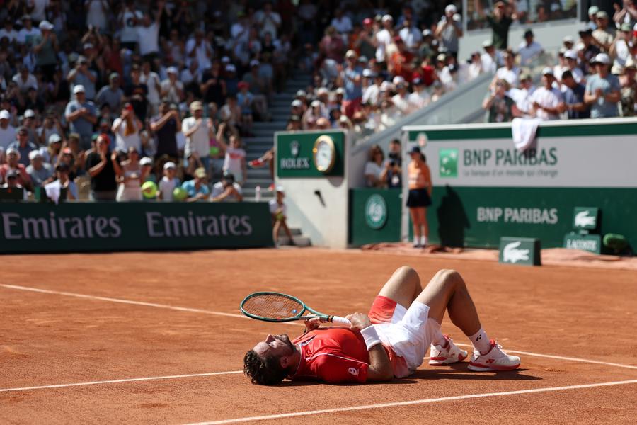 Stan Wawrinka și un ultim adio FOTO Guliver/GettyImages Stan Wawrinka, extrem de emoționat după ultimul meci din carieră la Roland Garros: „Nu m-am așteptat niciodată să realizez atât de multe”
