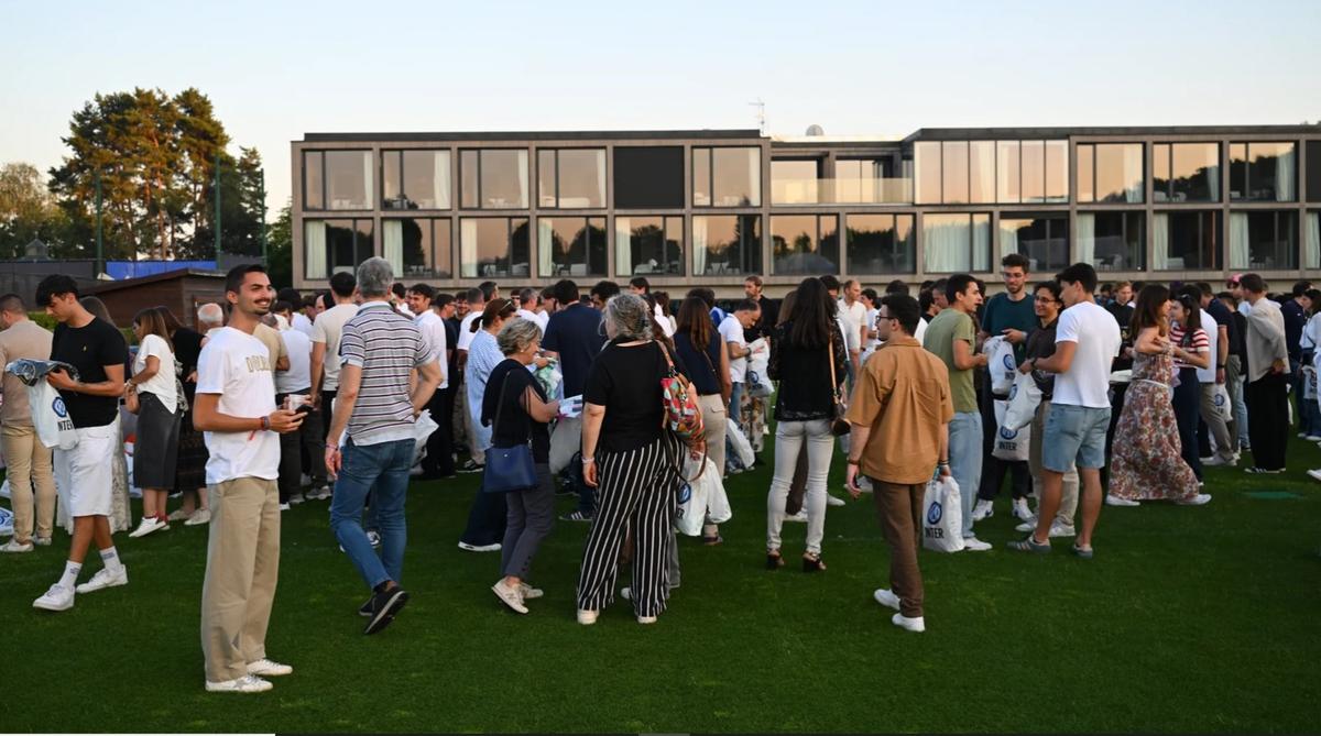 Au sfârâit grătarele » Party cu echipa lui Chivu și angajații