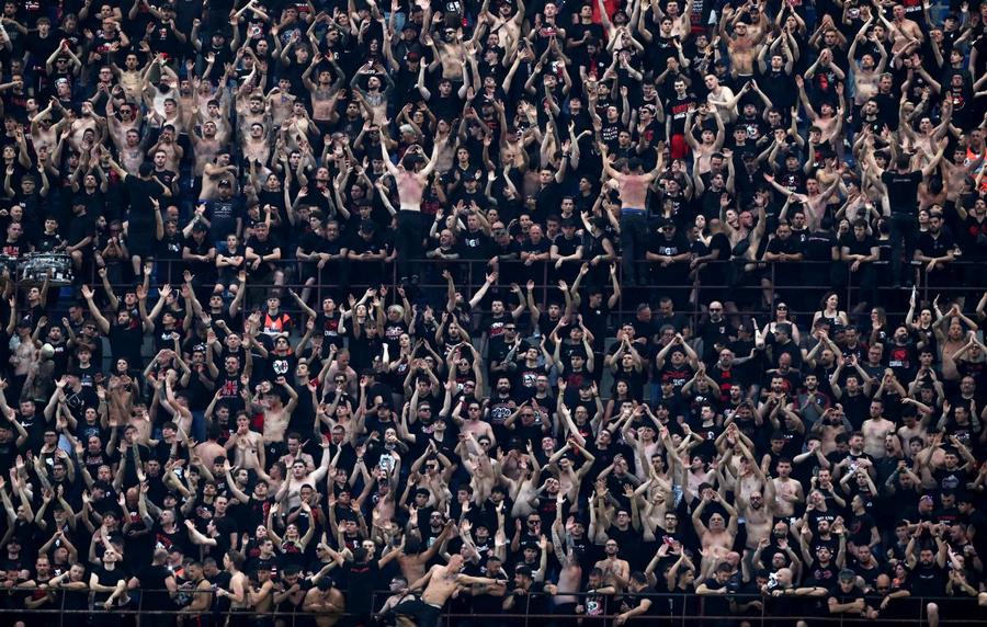 După ce au plecat de pe stadion la meciul pierdut cu Atalanta, tifosii din Curva Sud au contestat dur echipa și cu Cagliari / Foto: GettyImages Cutremur la Milan după ratarea Ligii Campionilor! Ce plănuiește patronul rossonerilor