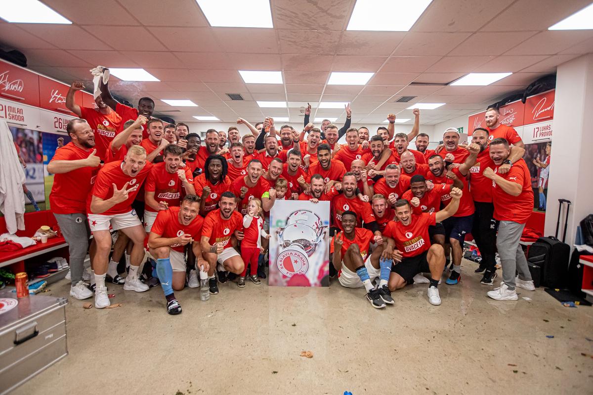 FOTO Stanciu a cântat după primul titlu în Cehia! Fiesta cu 4.000 de fani până spre miezul nopţii