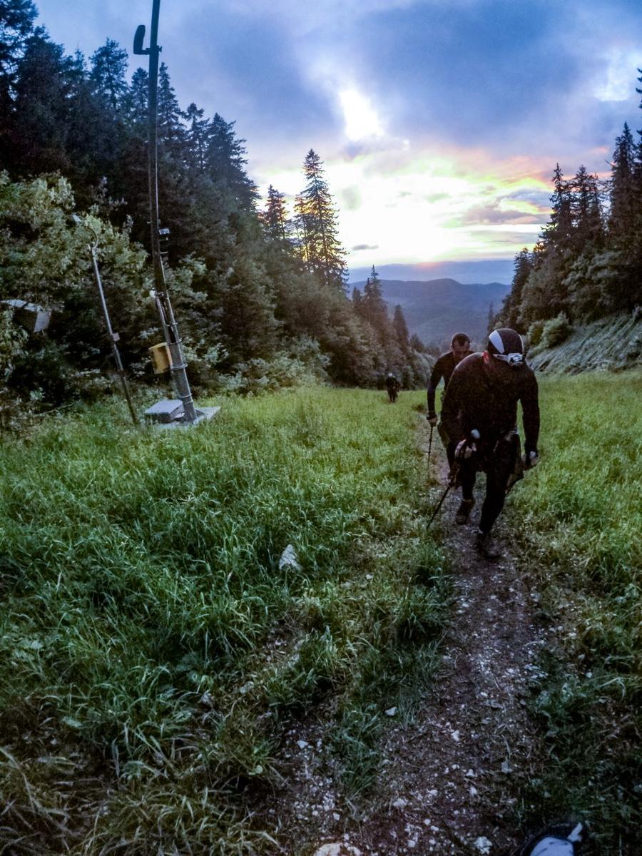 Imagine din timpul Everestingului românesc Everesting de România » Doi frați au străbătut în urcare timp de 23 de ore distanța egală cu înălțimea de 8.848 de metri