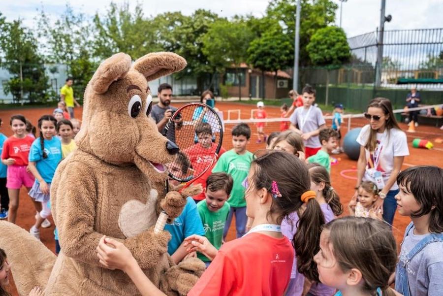 Soția lui Djokovic, Jelena (dreapta), și ea cu test pozitiv la coronavirus, a participat la Kid's Day „Ce a făcut Djokovic a fost o prostie! El e vinovat” » Managerul lui Dominic Thiem pune pe umerii sârbului responsabilitatea pentru testele pozitive din Adria Tour