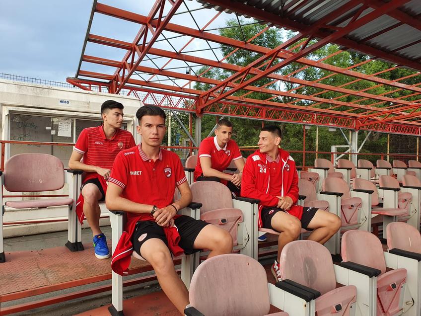Copiii de mingi sunt foștii adversari ai celor de la FCSB FOTO: Eduard Apostol