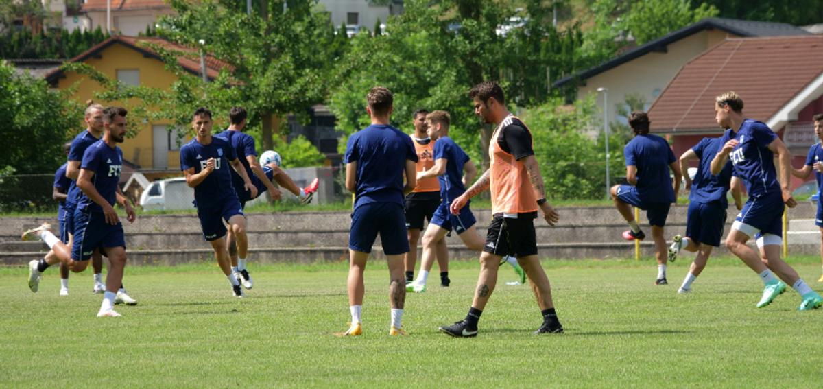 Nici FC U Craiova n-a scăpat de caniculă » Antrenament defensiv la 30 de grade, înaintea primului amical al lui Mutu