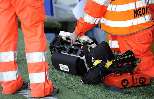 Premier League a lansat o inițiativă prin care va dota cu defibrilatoare externe peste 2.000 de baze sportive din Anglia.