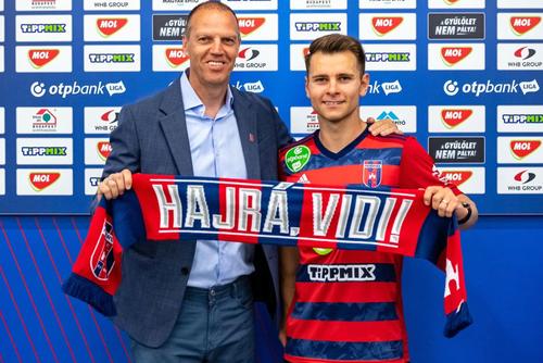 Claudiu Bumba a fost prezentat oficial la Fehervar / Sursă: Facebook@ MOl Vidi