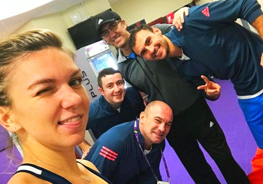 Dragoș Luscan, dreapta, alături de echipa lui Halep