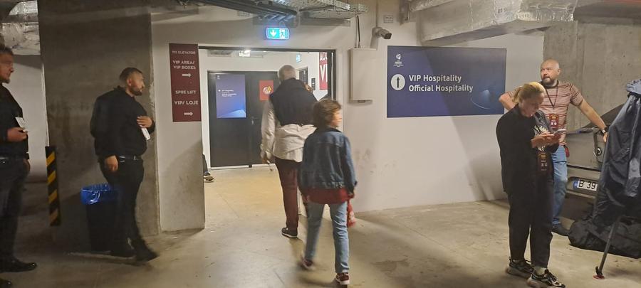 Rapid 100: Cântând în ploaie » Peste 8.000 de fani au sărbătorit centenarul în Giulești, în ciuda furtunii: spectacol cu legende, vedete, drone și artificii