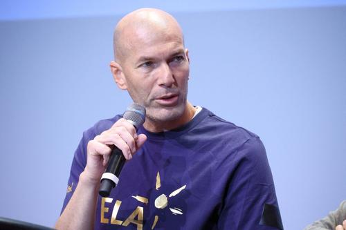 Fostul mare fotbalist francez Zinedine Zidane (51 de ani) spune că atacantul Karim Benzema (35 de ani), plecat în această vară de la Real Madrid în Arabia Saudită, la Al Ittihad, este singurul jucător care îl face „să sară din fotoliu”.