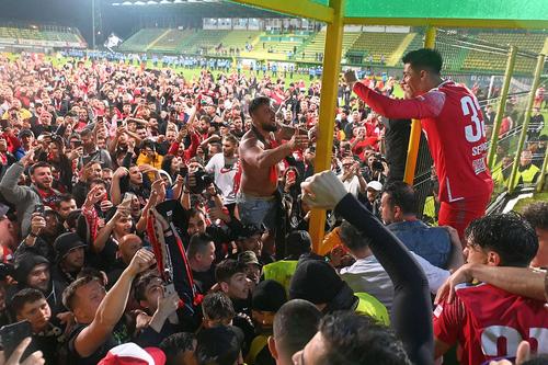 Alin Șerban, în dreapta, sărbătorind alături de fani revenirea lui Dinamo în Liga 1 // foto: Imago Images