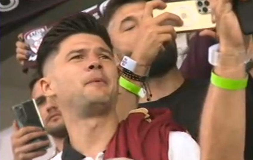 Rapid sărbătorește astăzi 100 de ani de la înființare. Un moment emoționant a avut loc pe arena din Giulești, când fotbaliștii actualei echipei au salutat legendele clubului.