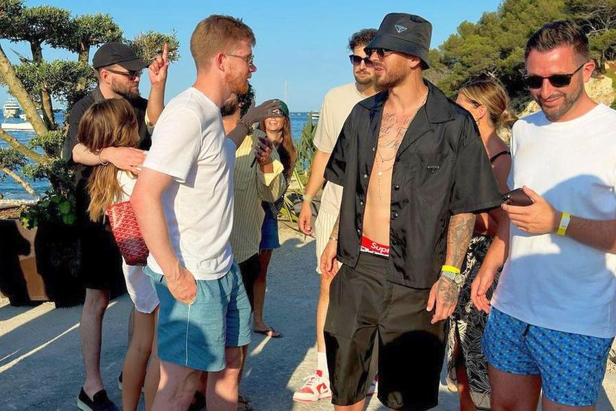 Imagini surprinse în vacanța lui Denis Alibec / Sursă foto: instagram.com/alibecdenis/ Când De Bruyne s-a întâlnit cu Alibec