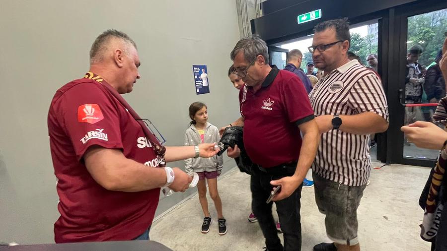 Rapid 100: Cântând în ploaie » Peste 8.000 de fani au sărbătorit centenarul în Giulești, în ciuda furtunii: spectacol cu legende, vedete, drone și artificii