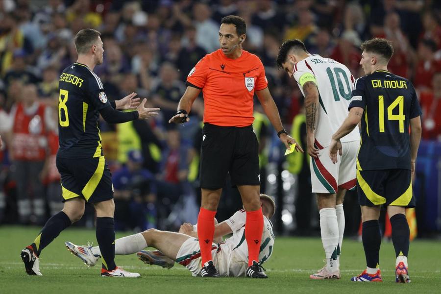 Arbitrul Facundo Tello a avut o prestație slabă la meciul Ungaria - Scoția Foto: Imago Necăjiți și furioși