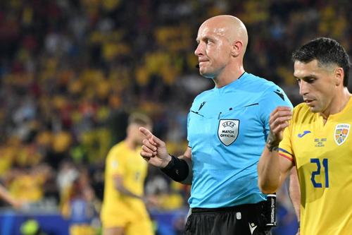 Szymon Marciniak, alături de Nicușor Stanciu, în Belgia - România 2-0 / Foto: Imago