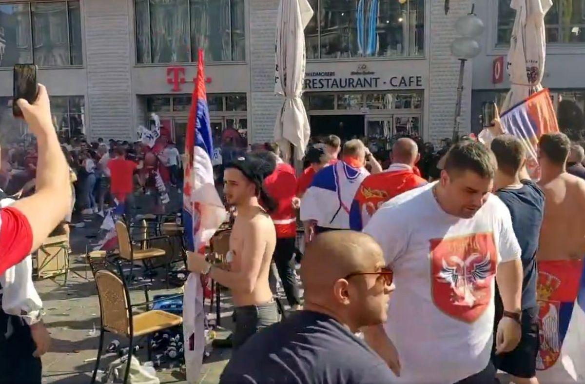 Prăpăd în Munchen, suporterii Serbiei s-au bătut cu poliția! Imagini șocante