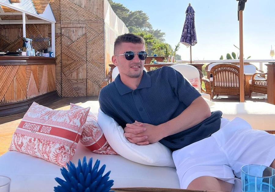Florin Tănase s-a bucurat de o vacanță de lux pe insula Capri din Italia. Foto: Instagram Florin Tănase, vacanță de lux cu soția Medeea înainte să decidă dacă semnează cu FCSB! Unde s-a relaxat fotbalistul