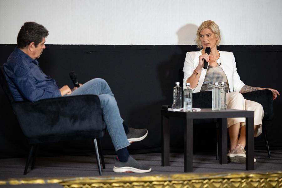 BRD devine partenerul oficial al echipei de handbal masculin „U” Cluj. Carmen Amariei: „Handbalul e același și la fete, și la băieți, valoarea la care țin cel mai mult este respectul”
