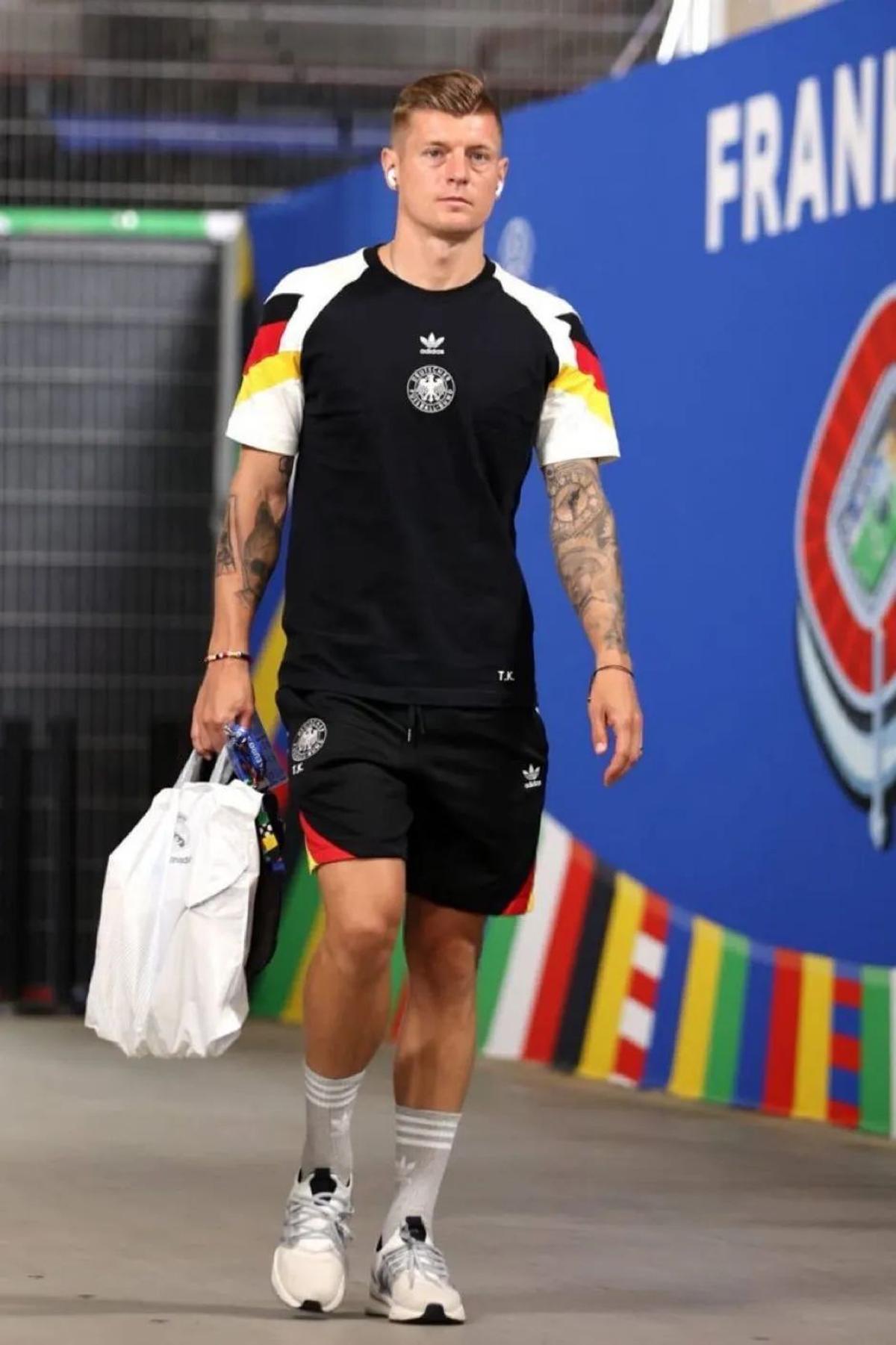 Toni Kroos, cu punga de plastic la stadion
