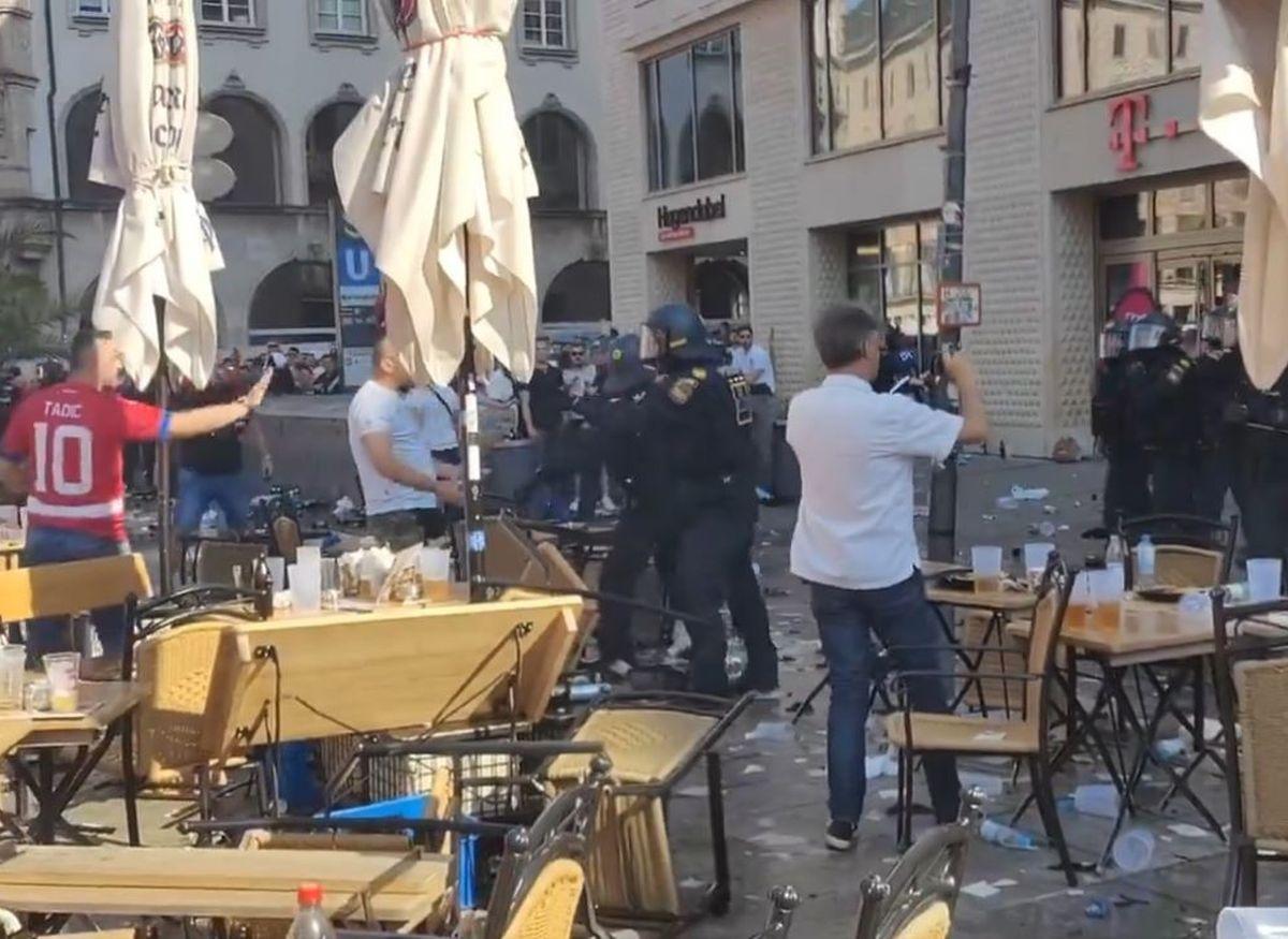 Prăpăd pe străzi! Ultrașii Serbiei, conflict cu forțele de ordine, înaintea meciului cu Danemarca