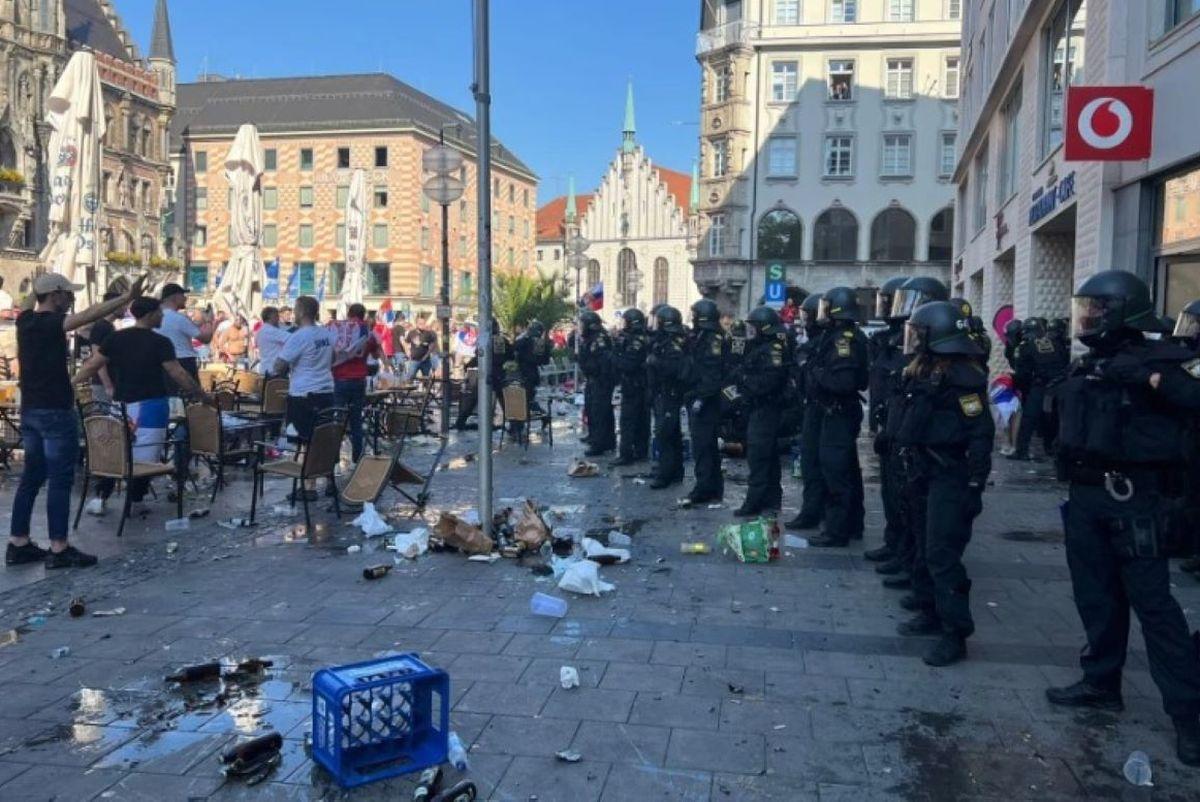 Prăpăd în Munchen, suporterii Serbiei s-au bătut cu poliția! Imagini șocante