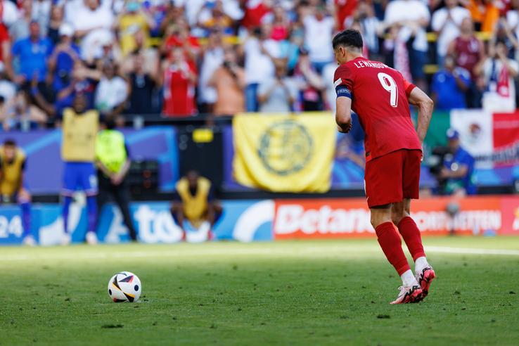 Penalty-ul lui Robert Lewandowski în meciul cu Franța / Sursă foto: Imago Images