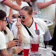 Pe stadion sau la terase, suporterii Angliei au privit cu greu prestația naționalei lui Southgate în fața Sloveniei / Sursă foto: Imago Images