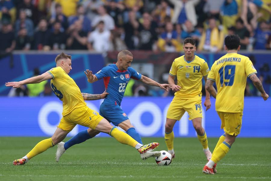 Stanislav Lobotka, în posesia în meciul Slovacia - Ucraina 1-2. Foto: Imago Până la egal, ne mănâncă sfinții » Cele 3 dueluri din teren care pot tranșa decisiv rezultatul în Slovacia - România