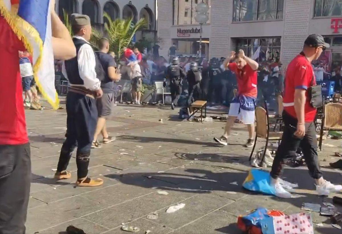 Prăpăd în Munchen, suporterii Serbiei s-au bătut cu poliția! Imagini șocante