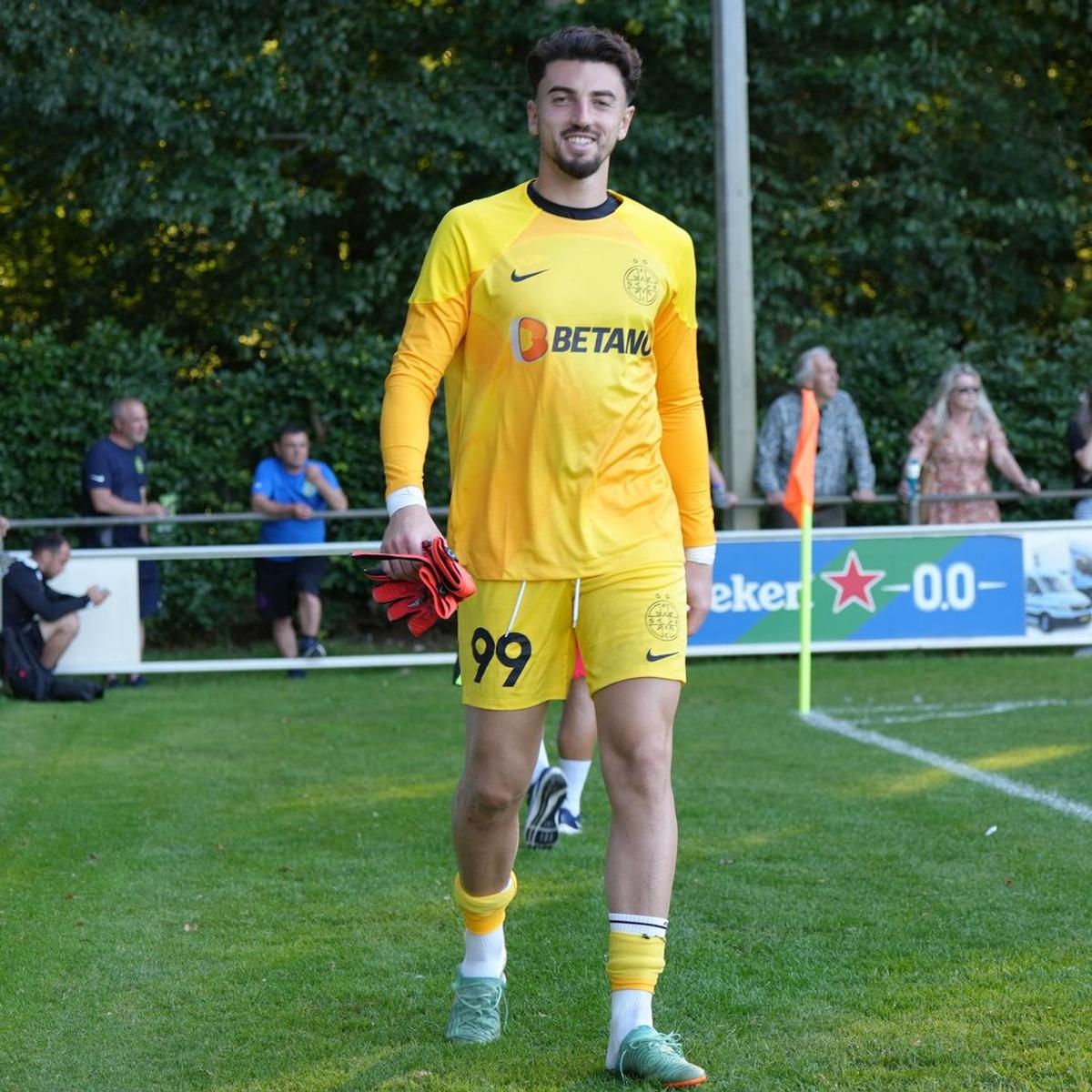 FCSB s-a distrat în primul amical din Olanda, 8-0 cu Apeldoorn. Foto: Instagram @fcsbofficial