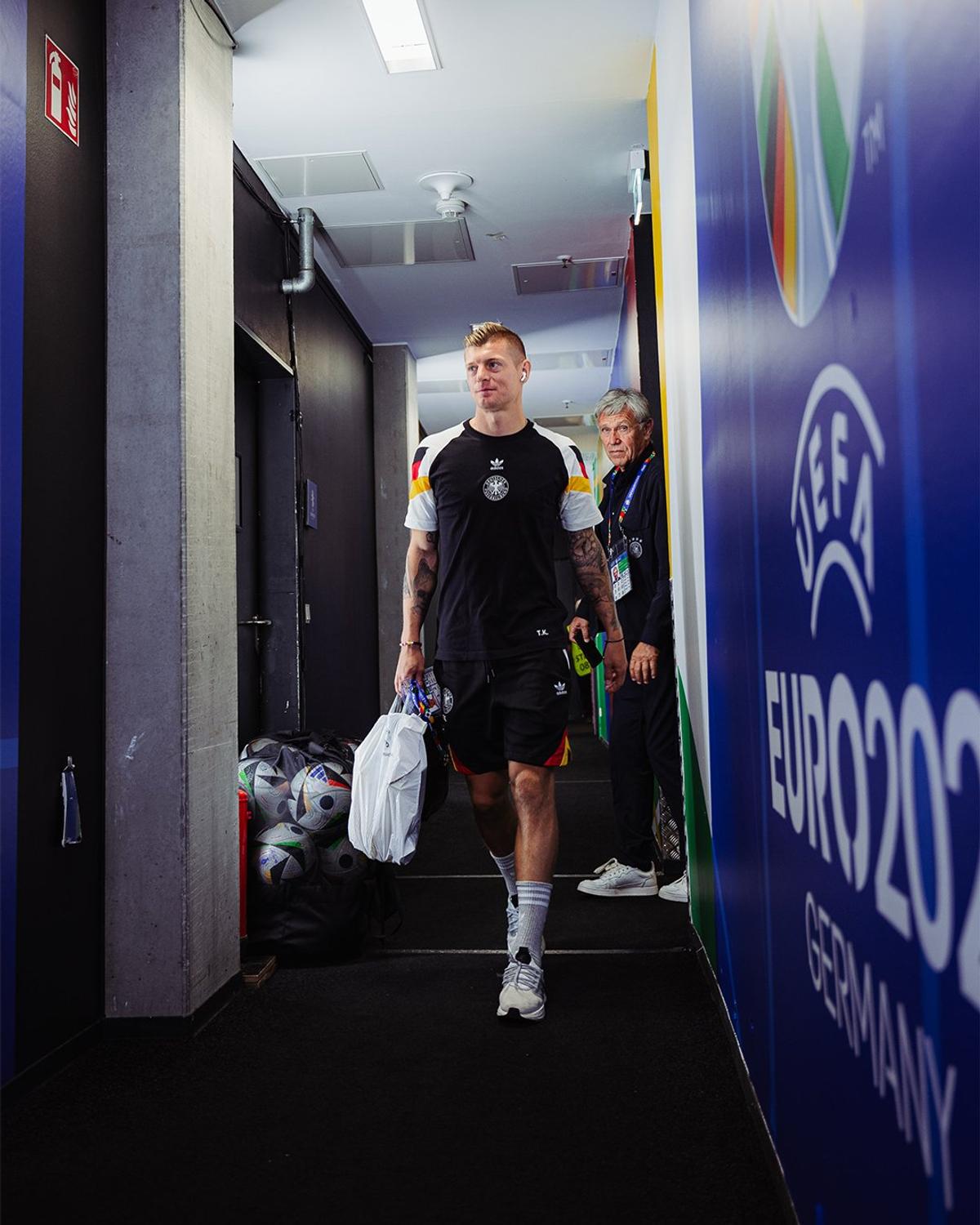 Toni Kroos, împotriva trendului: a coborât din autocar cu o pungă de plastic, fără Gucci sau Samsonite