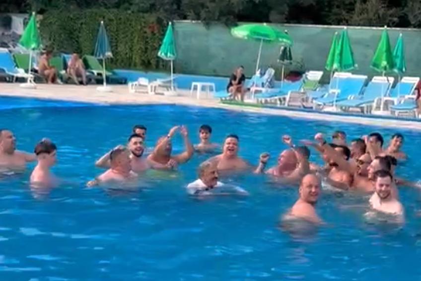 Cu imnul clubului pe fundal, fanii Rapidului s-au dezbrăcat și au intrat în piscină
