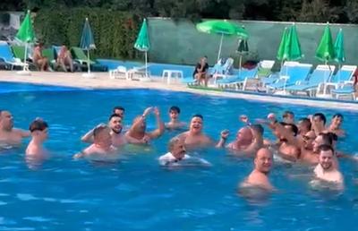 Imagini de la aniversarea de 101 de ani a Rapidului » Momente tari surprinse de GSP: show la microfon, dedicații de la „Bocciu” și Miță Iosif + Rapidiștii au sărit în piscină