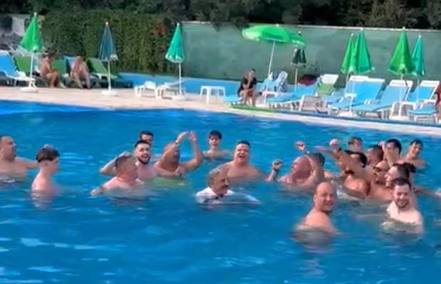 Imagini de la aniversarea de 101 de ani a Rapidului » Momente tari surprinse de GSP: show la microfon, dedicații de la „Bocciu” și Miță Iosif + Rapidiștii au sărit în piscină