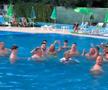 Cu imnul clubului pe fundal, fanii Rapidului s-au dezbrăcat și au intrat în piscină