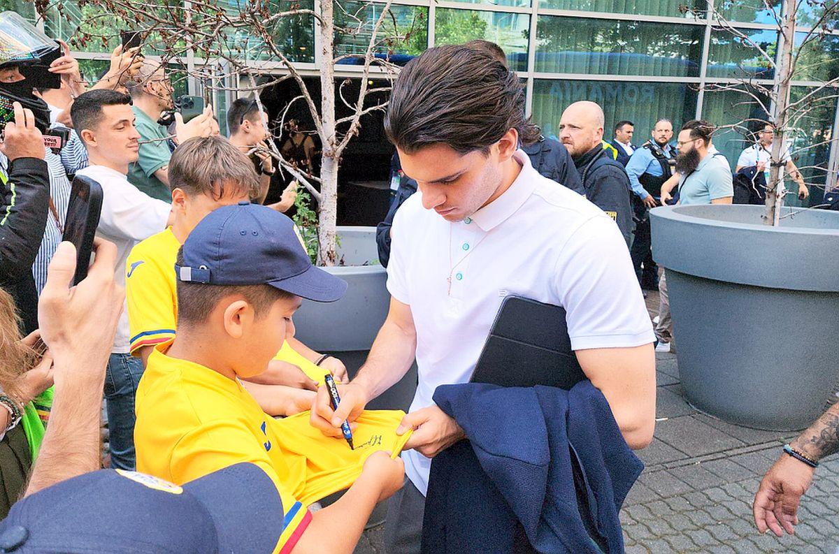 Frankfurt, tărâm „tricolor” » 40 de români la sosirea naționalei. Ianis, singurul care a venit la autografe