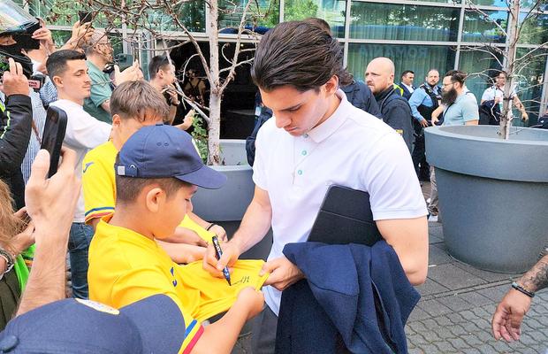 Frankfurt, tărâm „tricolor” » 40 de români la sosirea naționalei. Ianis, singurul care a venit la autografe