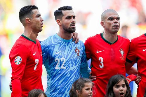 S-a aflat de ce stă Cristiano Ronaldo diferit față de colegii săi la intonarea imnului. Foto: Imago
