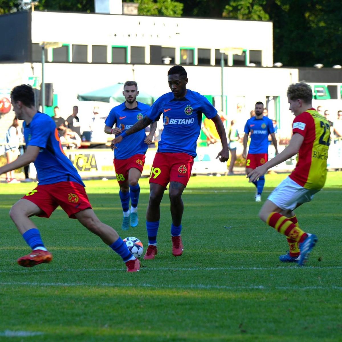 FCSB s-a distrat în primul amical din Olanda, 8-0 cu Apeldoorn. Foto: Instagram @fcsbofficial