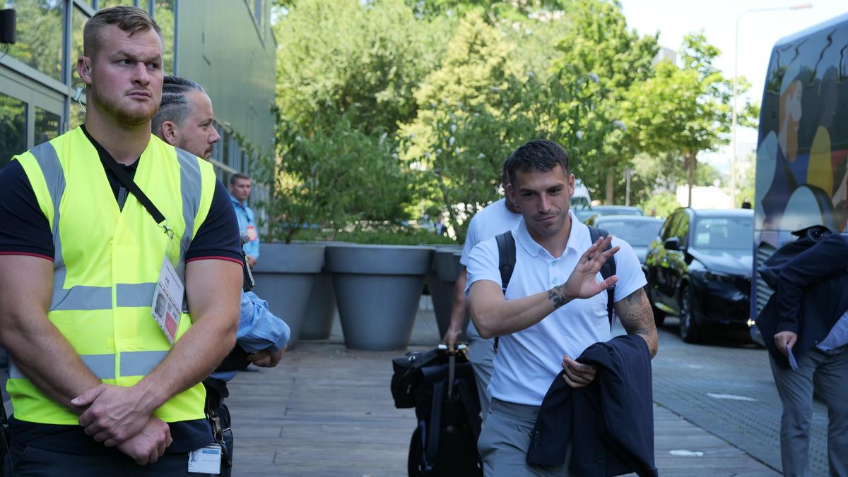Frankfurt, tărâm „tricolor” » 40 de români la sosirea naționalei. Ianis, singurul care a venit la autografe