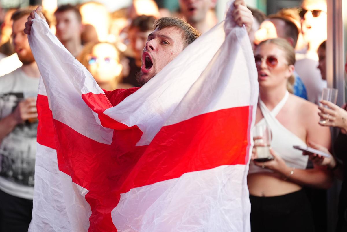 Suporterii Angliei, doborâți de plictiseală în meciul cu Slovenia! Imagini virale pe continent