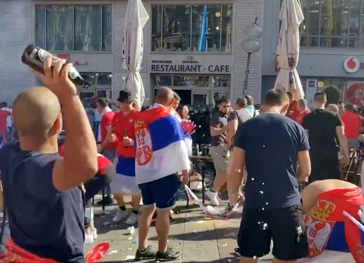 Prăpăd în Munchen, suporterii Serbiei s-au bătut cu poliția! Imagini șocante