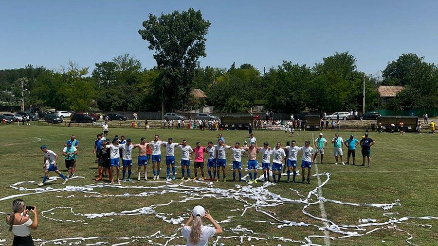 Unirea Dodești a promovat în Liga 4, foto: vremeanoua.ro Inspirați de Rațiu! Toți jucătorii și-au vopsit părul albastru după ce au promovat