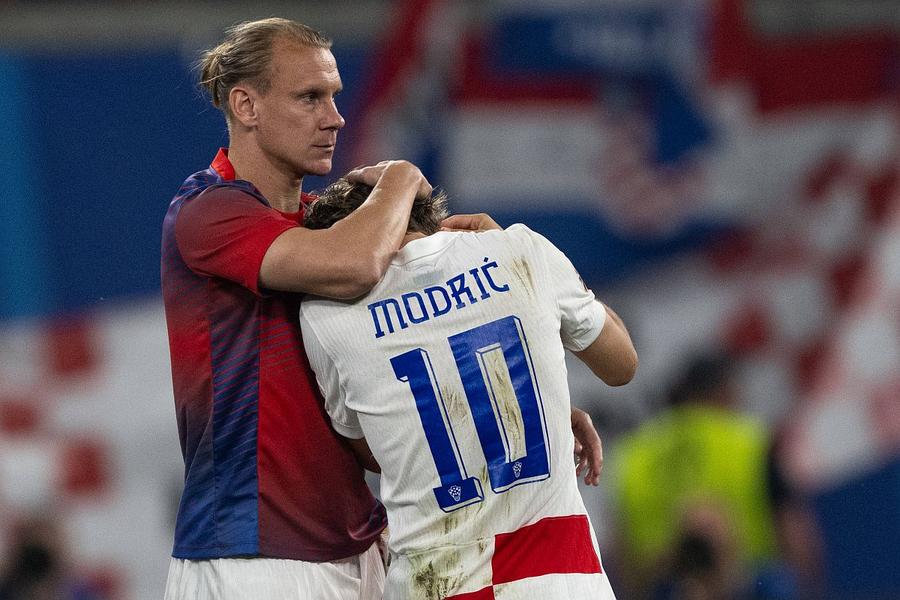 Luka Modric, consolat după ce Croația a fost egalată la ultima fază de Italia. Sursă foto: Imago 5 bune, 5 rele » România e un nou reper de națională! Dar când s-a făcut praf infrastructura în Germania?