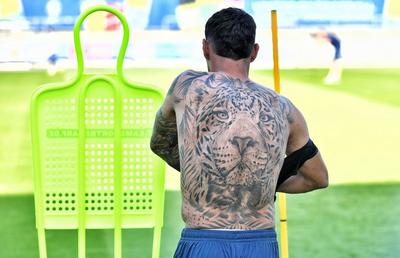 7 detalii de la ultimul antrenament „tricolor” înaintea decisivului cu Slovacia: ședință pe arena fetelor + tatuajul etalat de Coman, inspirat de Sorescu și Depay