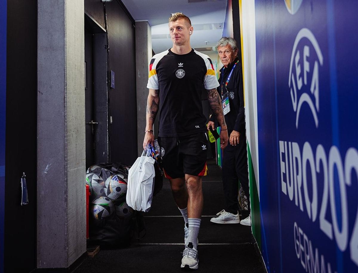 Toni Kroos, împotriva trendului: a coborât din autocar cu o pungă de plastic, fără Gucci sau Samsonite