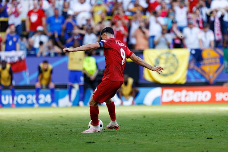 Penalty-ul lui Robert Lewandowski în meciul cu Franța / Sursă foto: Imago Images