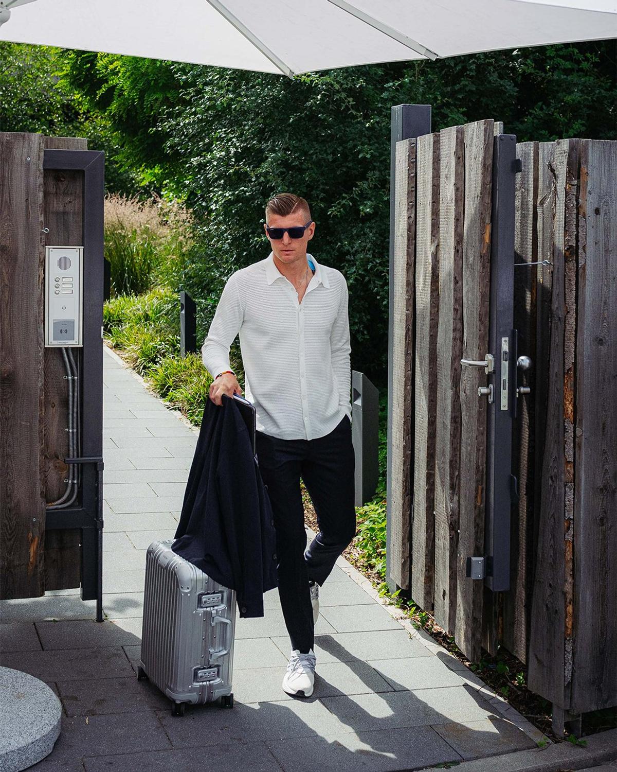 Toni Kroos, împotriva trendului: a coborât din autocar cu o pungă de plastic, fără Gucci sau Samsonite