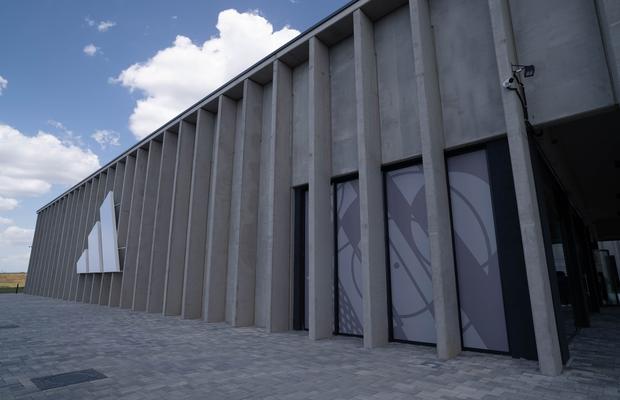 adidas vă invită să vizitați primul magazin outlet din sud estul Europei, ce integrează conceptul de design Pulse