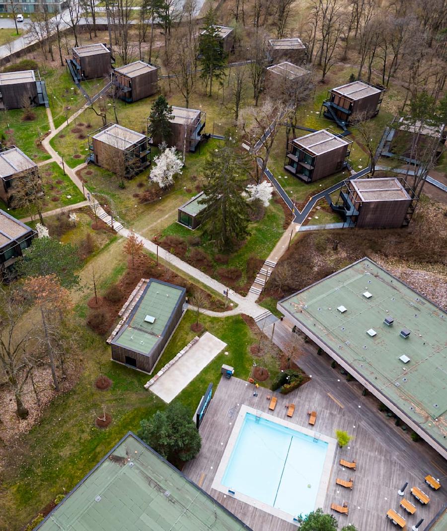 Așa arată, văzut de sus, complexul de căsuțe în care locuiesc jucătorii germani la Herogenaurach Cel mai temut „adversar” al nemților este în cantonament și îi atacă devastator pe jucători